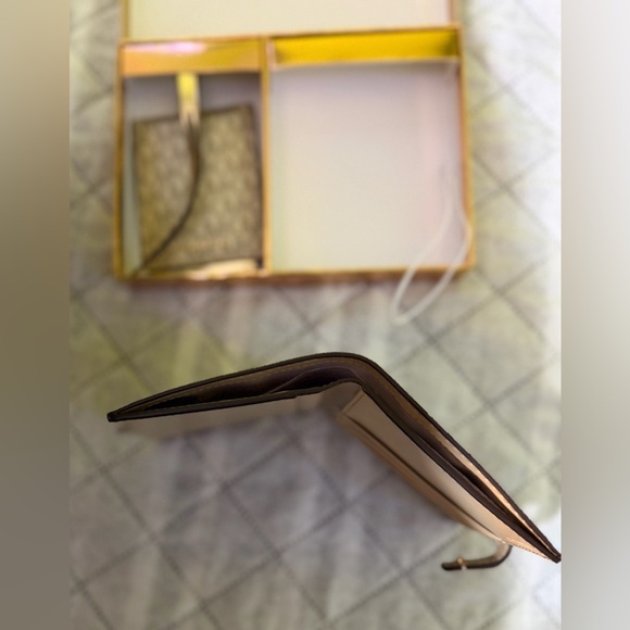 Michael Kors Travel Set - Picture 11 of 13